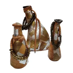 Foto de um(a) Combo Garrafas em Cerâmica, Década de 2000, da categoria de Garrafas, potes e jarros. Combo de garrafas em cerâmica com folha de ouro e prata, colar em latão e cordão trançado de algodão. Peças exclusivas... Vendido no marketplace Trésors.