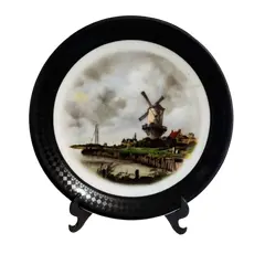 Foto de um(a) Prato Moinho Renner 80'S, da categoria de Pratos Decorativos. Prato decorativo em porcelana policromada com imagem da clássica pintura com moinho dos ventos, de jacob van ruisdael na... Vendido no marketplace Trésors.