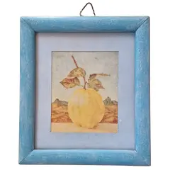 Foto de um(a) Encanto Vintage: Quadro Decorativo de Marmelo, da categoria de Gravuras. Este delicado quadro pequeno de 15x13cm traz uma charmosa ilustração clássica de um marmelo em tons suaves, emoldurada por... Vendido no marketplace Trésors.