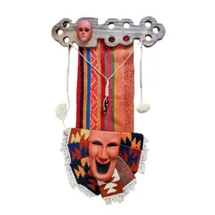 Foto de um(a) Tapeçaria de Parede em Kilim, Madeira e Cerâmica. Peça Única., da categoria de Tapeçaria. Tapeçaria de parede em kilim, madeira e cerâmica, década de 1980 peça única pelo designer marcelus ribas. A: 75 cm / L: 45... Vendido no marketplace Trésors.