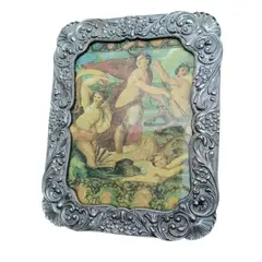 Foto de um(a) Porta Retrato Antimônio anos 40, da categoria de Porta retratos. Porta retrato em antimônio com banho de niquel, década de 1959 metalúrgica bellini, porto alegre-rs parte posterior em... Vendido no marketplace Trésors.