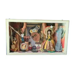 Foto de um(a) Diorama Frida Khalo, da categoria de Outros objetos decorativos. Diorama frida: a vida de frida khalo retratada pelo olhar do designer marcelus ribas, peça única. Caixas em mdp com vidro... Vendido no marketplace Trésors.