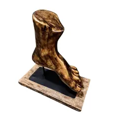 Foto de um(a) Fragmento Escultura Pé Masculino, Peça Única, da categoria de Escultura. Fragmento de uma escultura de pé masculino em cimento com folheação em ouro e envelhecido. Base em ferro ebanizado e madeira... Vendido no marketplace Trésors.