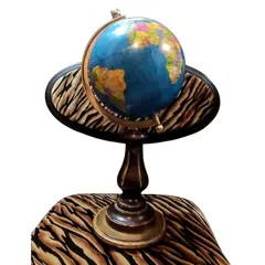 Foto de um(a) Globo Terrestre Imbuia Ouro, da categoria de Globos. Globo terrestre de mesa com base em madeira de imbuia, apoiada em quatro esferas também também imbuia, globo envelhecido e... Vendido no marketplace Trésors.