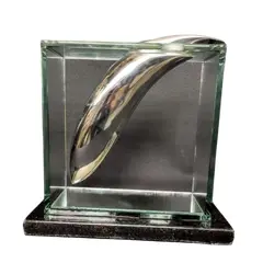 Foto de um(a) Escultura Glass, da categoria de Escultura. Escultura usando vidro 8mm como moldura e espelho na base para um elemento fundido em alumínio fundido, fechando com uma... Vendido no marketplace Trésors.