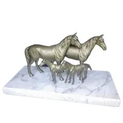 Foto de um(a) Escultura Equina, da categoria de Escultura. Escultura equina em antimônio com pátina bronze, década de 1940, com base em mármore carrara. Restauro pelo designer... Vendido no marketplace Trésors.