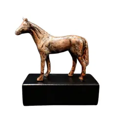 Foto de um(a) Escultura Horse, da categoria de Escultura. Escultura horse em cerâmica com pátina ferrugem craquelada e base em madeira ebanizada. Peça única pelo designer marcelus... Vendido no marketplace Trésors.