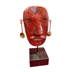 Foto de um(a) Máscara Coral, Buenos Aires, La Boca, Década de 1980, da categoria de Escultura. Máscara em cimento com acabamento descascado na cor coral, brinco feitos com moedas argentinas da década de 1970 e base... Vendido no marketplace Trésors.