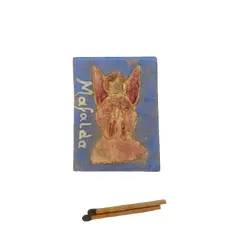 Foto de um(a) Caixa de fósforo e porcelana, da categoria de Outros colecionáveis. Caixa de fósforos com placa de porcelana com pintura de anjo. De uma extinta loja de bolsas de São Paulo, chamada “Mafalda”. Vendido no marketplace Trésors.