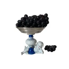 Foto de um(a) Fruteira de porcelana, da categoria de Travessas e tigelas. Pequena fruteira em porcelana e metal. Apresenta um restauro no pé Mede: 13 x 14cm. Vendido no marketplace Trésors.