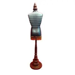 Foto de um(a) Escultura Jean Paul Gaultier, Peça Única, da categoria de Escultura. Frasco de perfume le male / jean paul gaultier transformado em um manequim de mesa decorativo e perene. Pedestal em madeira... Vendido no marketplace Trésors.