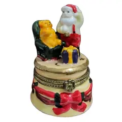 Foto de um(a) Porta Jóias Natalino 90'S, da categoria de Porta-Jóias. Porta jóias natalino em porcelana policromada e fecho de latão, década de 1990 A: 9,5 cm A do porta jóia: 4,5 cm Diâmetro: 6... Vendido no marketplace Trésors.