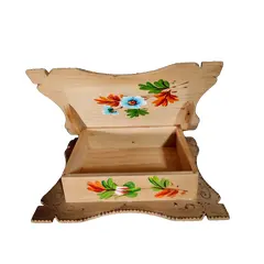 Foto de um(a) Caixa de Costura em Pinho Natural, Década de 1940, da categoria de Cestos e Caixas. Caixa de costura dos anos 1940: em pinho natural, pintura com motivo floral e borda pirogravada. Com diferencial da... Vendido no marketplace Trésors.