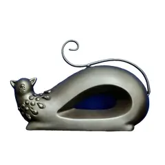 Foto de um(a) Cerâmica Cat Anos 80, da categoria de Modelos e estatuetas. Gato em cerâmica com pátina bronze e rabo em metal, década de 1980 A: 15 cm P: 5,5 cm L: 23,5 cm peso: 446 g. Vendido no marketplace Trésors.