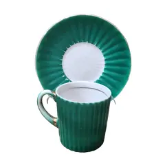 Foto de um(a) Par de Xícaras Gibo Bav anos 50, da categoria de Xícaras. Par de xícaras de cafézinho em porcelana frisada uma amarela e outra verde com filete dourado e resquícios na alça, década... Vendido no marketplace Trésors.