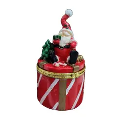 Foto de um(a) Porta Jóias Natalino Anos 90, da categoria de Porta-Jóias. Porta jóias papai noel em porcelana policromada com fecho em latão, década de 1990 A: 10 cm Diâmetro: 6 cm peso: 104 g. Vendido no marketplace Trésors.