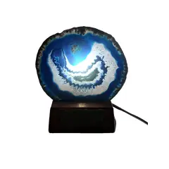 Foto de um(a) Luminária em Ágata, da categoria de Abajures. Luminária de mesa feita com trofeu dos anos 1980 com lâmina de ágata com borda folhada a ouro e base de madeira com soquete... Vendido no marketplace Trésors.