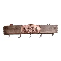 Foto de um(a) Cabideiro de Madeira de Demolição com Detalhes em Cobre, Década de 2000, da categoria de Cabideiros e porta-chapéus. Cabideiro de madeira de demolição com detalhes em cobre e cinco ganchos. Decorativo e utilitário peça única pelo designer... Vendido no marketplace Trésors.