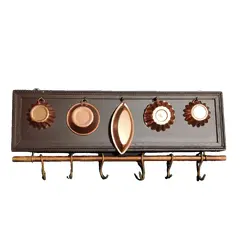 Foto de um(a) Suporte em Madeira 70'S, da categoria de Suportes decorativos. Suporte de madeira com mini formas da década de 1970 em metal com pátina rosé gold e barra e ganchos em cobre. Acompanha... Vendido no marketplace Trésors.