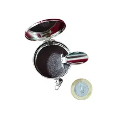 Foto de um(a) Cinzeiro de Bolso, Década de 2000, da categoria de Cinzeiros. Cinzeiro de bolsa em metal niquelado e tampa com desenho em baixo relevo. Parte interna com proteção para facilitar a... Vendido no marketplace Trésors.