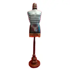Foto de um(a) Manequim Jean Paul Gaultier, Peça Única, da categoria de Modelos e estatuetas. Frasco de perfume lê male, jean paul gaultier transformado em um manequim de mesa decorativo e perene, com pedestal em... Vendido no marketplace Trésors.