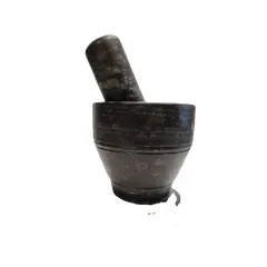 Foto de um(a) Pilão de Mesa em Pedra Sabão, da categoria de Outros utensílios. Pilão de mesa com socador em pedra sabão protegido com óleo mineral, um aliado da culinária mineira. A: 11,5 cm Diâmetro... Vendido no marketplace Trésors.