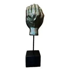 Foto de um(a) Escultura Hand, da categoria de Escultura. Escultura em resina com pátina bronze oxidada, haste em metal e base em madeira ebanizada. Peça única pelo designer marcelus... Vendido no marketplace Trésors.