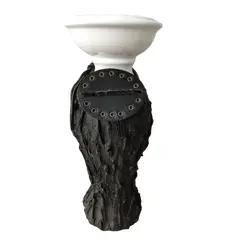 Foto de um(a) Castiçal Porcelana, da categoria de Castiçais. Castiçal em porcelana branca, parte texturizada na cor preta e branco liso/craquelado, com pendente em couro. A: 28 cm... Vendido no marketplace Trésors.