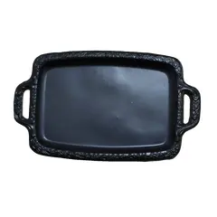 Foto de um(a) Bandeja Eletrostática Anos 80, da categoria de Bandejas. Bandeja com alças e borda em relevo, em latão com pintura eletrostática na cor preta, década de 1980 L: 56 cm P: 33 cm A:... Vendido no marketplace Trésors.