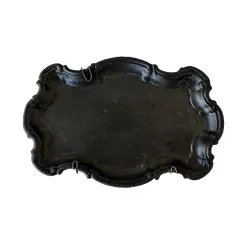 Foto de um(a) Bandeja Black Latão Anos 90, da categoria de Bandejas. Bandeja em latão com pátina grafite com borda em relevo, década de 1990 A: 15 cm L: 23 cm P: 1 cm peso: 116 g. Vendido no marketplace Trésors.