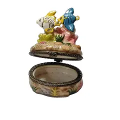 Foto de um(a) Porta Joias Caixinha Peixinhos em Porcelana, Década de 1990, da categoria de Porta-Jóias. Porta jóia peixinhos em porcelana policromada, fecho em latão oxidado. Made in china, década de 1990 A: 7,5 cm / L: 6 cm /... Vendido no marketplace Trésors.