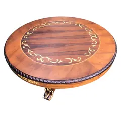 Foto de um(a) Mesa Clássica em Marchetaria e detalhes em Folha de Ouro, da categoria de Mesas de Jantar. Mesa clássica redonda com estrutura em madeira maciça de jequitibá tingida de imbuia. A parte da marchetaria é feita com... Vendido no marketplace Trésors.