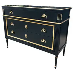 Foto de um(a) Cômoda Clássica com 3 Gavetas, Bronze e Detalhes Dourados, da categoria de Cômodas e Sapateira. Vendido no marketplace Trésors.