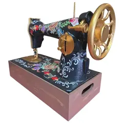 Foto de um(a) Maquina de Costura Decorativa Pintada a Mão, da categoria de Outros colecionáveis. Maquina decorativa pintada a mão. Vendido no marketplace Trésors.