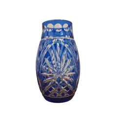 Foto de um(a) Belíssimo vaso em cristal double blue ricamente lapidado, da categoria de Vasos. Magnífico vaso de cristal, uma obra-prima de sofisticação e contraste, exibindo uma tonalidade azul-cobalto profunda,... Vendido no marketplace Trésors.