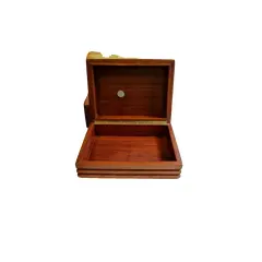 Foto de um(a) Caixa italiana de charutos, da categoria de Caixas e estojos para charutos. Caixa italiana de charutos, marca Savinelli - Milano - Italy, madeira maciça nobre. Em ótimo estado de conservação, sem... Vendido no marketplace Trésors.