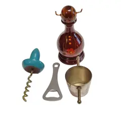 Foto de um(a) Acessórios Indispensáveis para O Seu Bar, Cuiabá, Década de 1970, da categoria de Outros utensílios de bar. Acessórios indispensável para seu bar: suporte em madeira torneada e policromada com saca-rolha, abridor de garrafa e um... Vendido no marketplace Trésors.