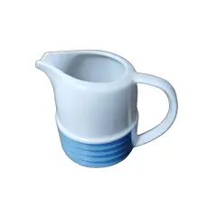Foto de um(a) Cremeira em Porcelana Pozzani, Década de 1970, da categoria de Cremeiras. Cremeira em porcelana pozzani dos anos 1970 com policromia em tons de azul. A: 11,5 cm Diâmetro: 7,8 cm Distância entre... Vendido no marketplace Trésors.