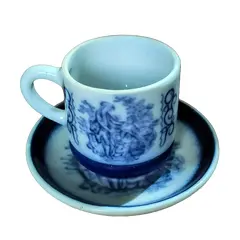 Foto de um(a) Conjunto Monte Sião anos 70, da categoria de Xícaras. Xícara em porcelana com cena galante na cor azul cobalto dos anos de 1970. Porcelana monte sião minas gerais A da xícara: 8... Vendido no marketplace Trésors.