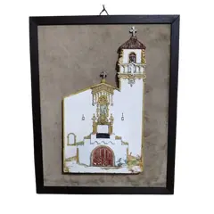 Foto de um(a) Fachada da Igreja Nossa Senhora do Brasil, Urca, Rio de Janeiro, Década de 1990, da categoria de Objetos de parede esculturais. Fachada da igreja nossa senhora do brasil, urca - rio de janeiro. Em gesso policromado com moldura em madeira e camurça... Vendido no marketplace Trésors.