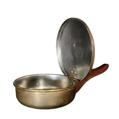 Foto de um(a) Pega Migalhas em Latão e Cedro, Década de 1970, da categoria de Outros utensílios. Pega migalhas em latão com cabo em cedro, parte interna niquelada, década de 1970. Diâmetro: 14 cm Cabo: 11,5 cm A: 4,5 cm ... Vendido no marketplace Trésors.