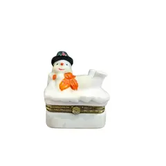 Foto de um(a) Porta Jóias Snowman Anos 90, da categoria de Porta-Jóias. Porta joias boneco de neve porcelana com fecho em latão, década de 1990 A: 8 cm A do porta joias: 4 cm L: 7 cm P: 4,5 cm ... Vendido no marketplace Trésors.