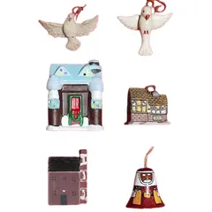 Foto de um(a) Combo Enfeites Natalinos, da categoria de Outros objetos decorativos. Combo natalino com 6 enfeites composto por: - casa de madeira típica da irlanda - casa em porcelana estilo bávaro c placa da... Vendido no marketplace Trésors.