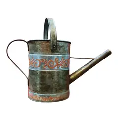 Foto de um(a) Regador Flanders Anos 80, da categoria de Outros objetos decorativos. Regador em folha de flanders envelhecida com grega em relevo na cor terracota e alça movel, década de 1980 A: 27,5 cm L: 36... Vendido no marketplace Trésors.