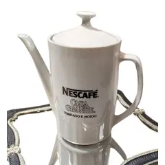 Foto de um(a) Bule Nescafé Porcelana Pozzani 70'S, da categoria de Bules. Bule de café em porcelana branca com a marca da nescafé em marrom, década de 1970 marca do fabricante: pozzani, peça... Vendido no marketplace Trésors.