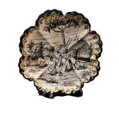 Foto de um(a) Prato Terracota Cena Campestre anos 40, da categoria de Pratos Decorativos. Prato em terracota esmaltado, pintado à mão nas cores bege, preto, cinza e amarela com arabescos na borda e oito gomos. Cena... Vendido no marketplace Trésors.