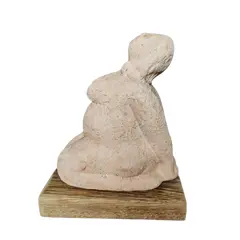 Foto de um(a) Escultura Cerâmica e Terracota Mr, da categoria de Escultura. Escultura em cerâmica com pátina em terracota e base em madeira de demolição. Peça única pelo designer marcelus ribas A:... Vendido no marketplace Trésors.