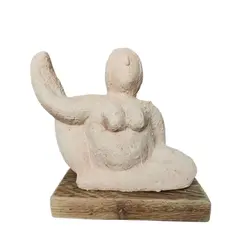 Foto de um(a) Escultura Cerâmica e Terracota Mr, da categoria de Escultura. Escultura em cerâmica com pátina terracota e base em madeira de demolição. Peça única pelo designer marcelus ribas A: 16,5... Vendido no marketplace Trésors.