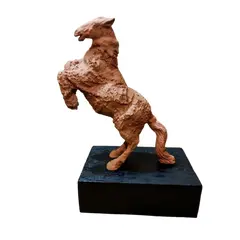 Foto de um(a) Escultura Equina, da categoria de Escultura. Escultura equina em técnica mista com pátina terracota e base em madeira ebanizada. Peça única pelo artista marcelus ribas... Vendido no marketplace Trésors.