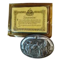 Foto de um(a) Fivela de Cinto Sisikiyou Bergamot Brass Works, Década de 1970, da categoria de Outros colecionáveis. Fivela de cinto americana da marca siskiyou ou bergamot brass works com o tema de vaquejada, rodeio ou faroeste. Feita em... Vendido no marketplace Trésors.